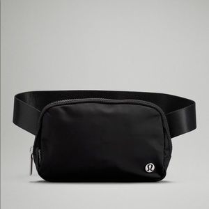 BNWT Black colored Everywhere belt bag